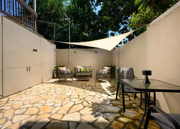 Petite Apt With Patio At Garitsa!